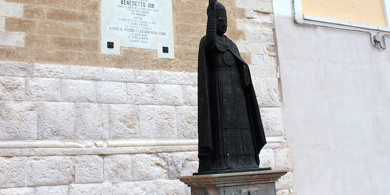 Estatua del Papa Benedicto XIII