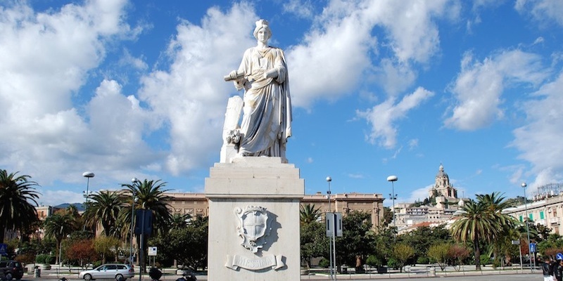 Estatua de Messina reconociendo