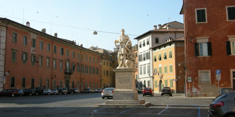 Piazza Carrara - Statue von Ferdinand I de 'Medici