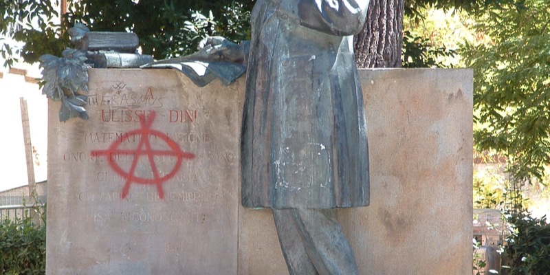 Statue von Ulisse Dini