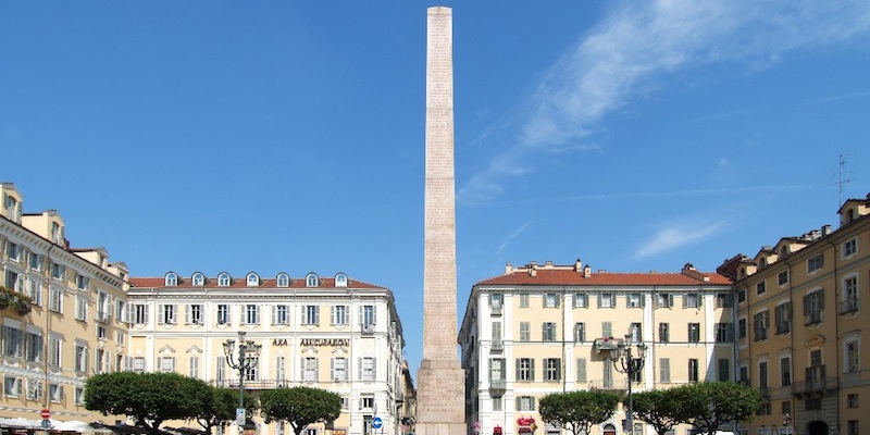 Piazza Savoia - Obelisk zum Lesen von Siccardi